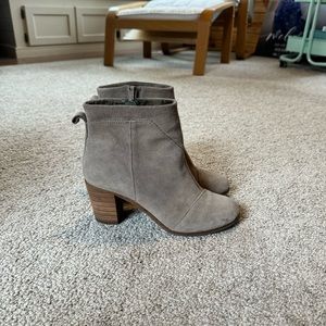 TOMS LUNATA ANKLE BOOTIE, Taupe Suede Size 9